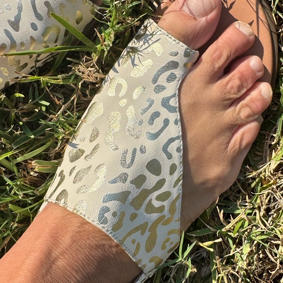 Vionic Ella sandals EUC gold/white animal  print - Picture 5 of 6